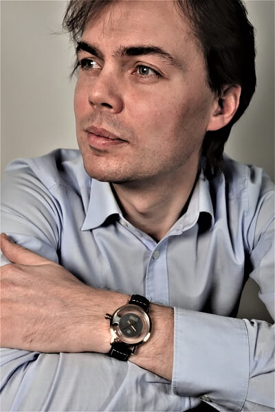 Bild på Holme Finnilä som gärna berättar om varumärket Levenaig Watches handtillverkade klockor