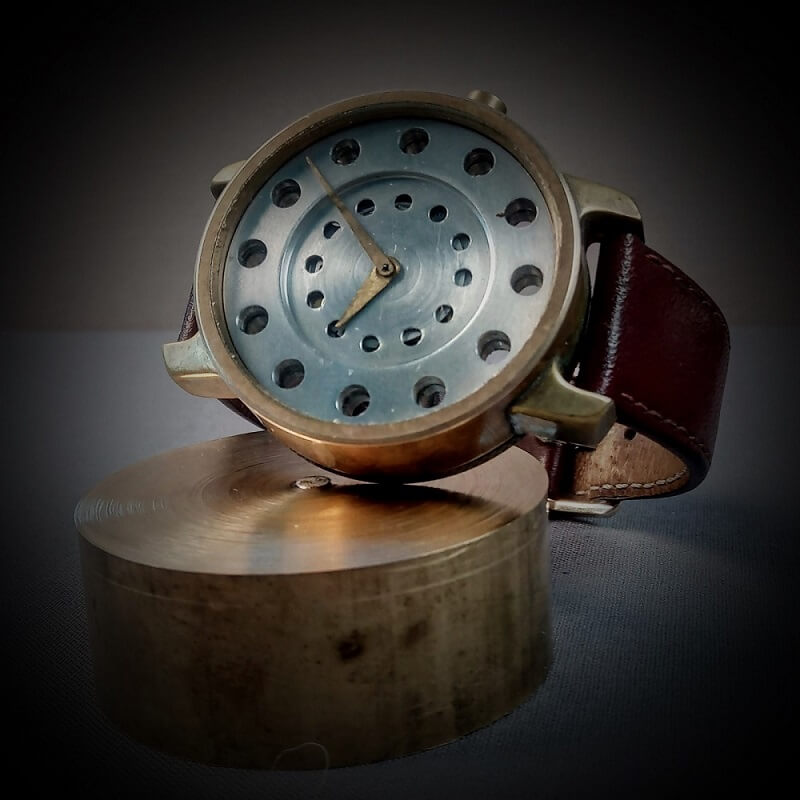 Bild som visar Levenaig Watches handtillverkade klocka Levenaig 41 i brons eller mässing